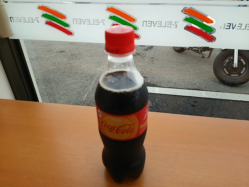 購入直後のアイスコールドコカ・コーラ