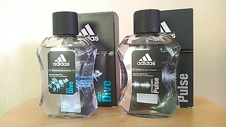 黒い箱と一緒に並べたadidasの香水
