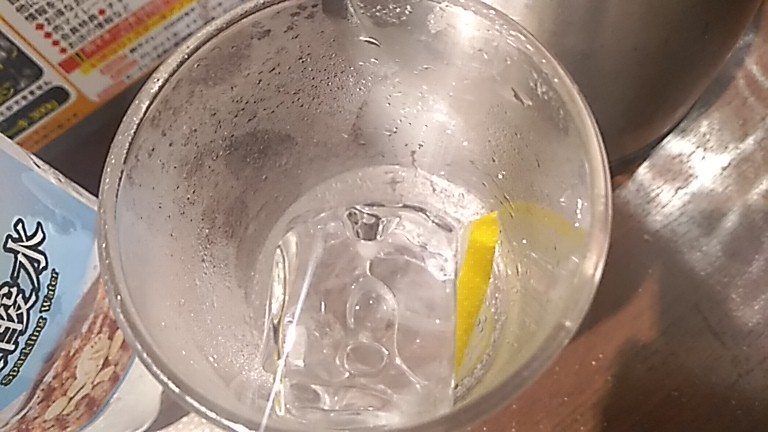 グラスの中のレモン