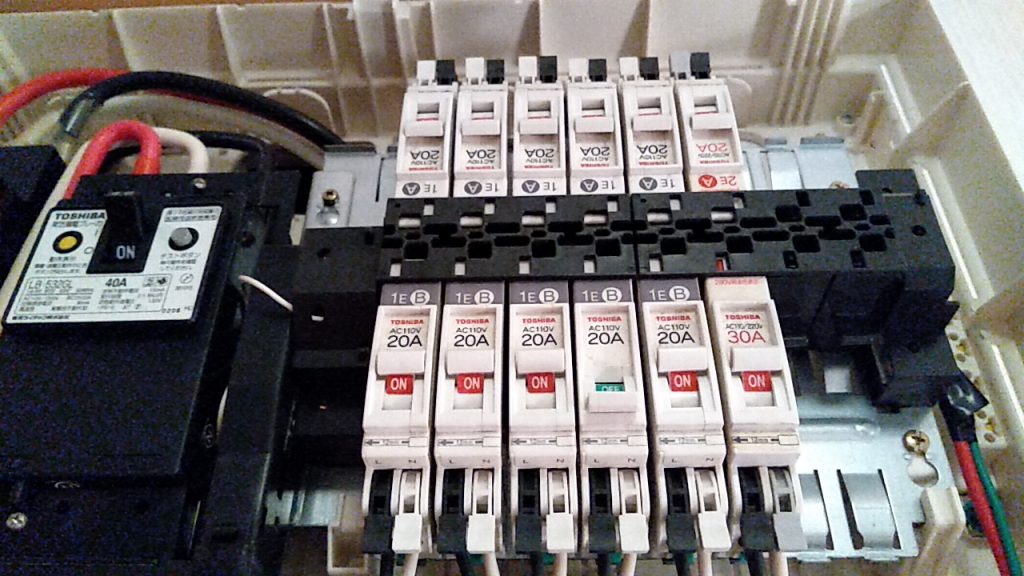 電圧100Vのエアコン用回路を分電盤で200Vへ変更しコンセント交換 | たなぼたStyle
