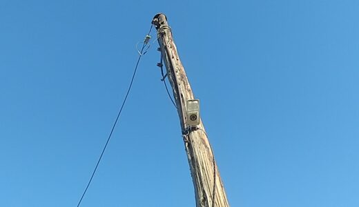 街灯用に使われている木製の電柱