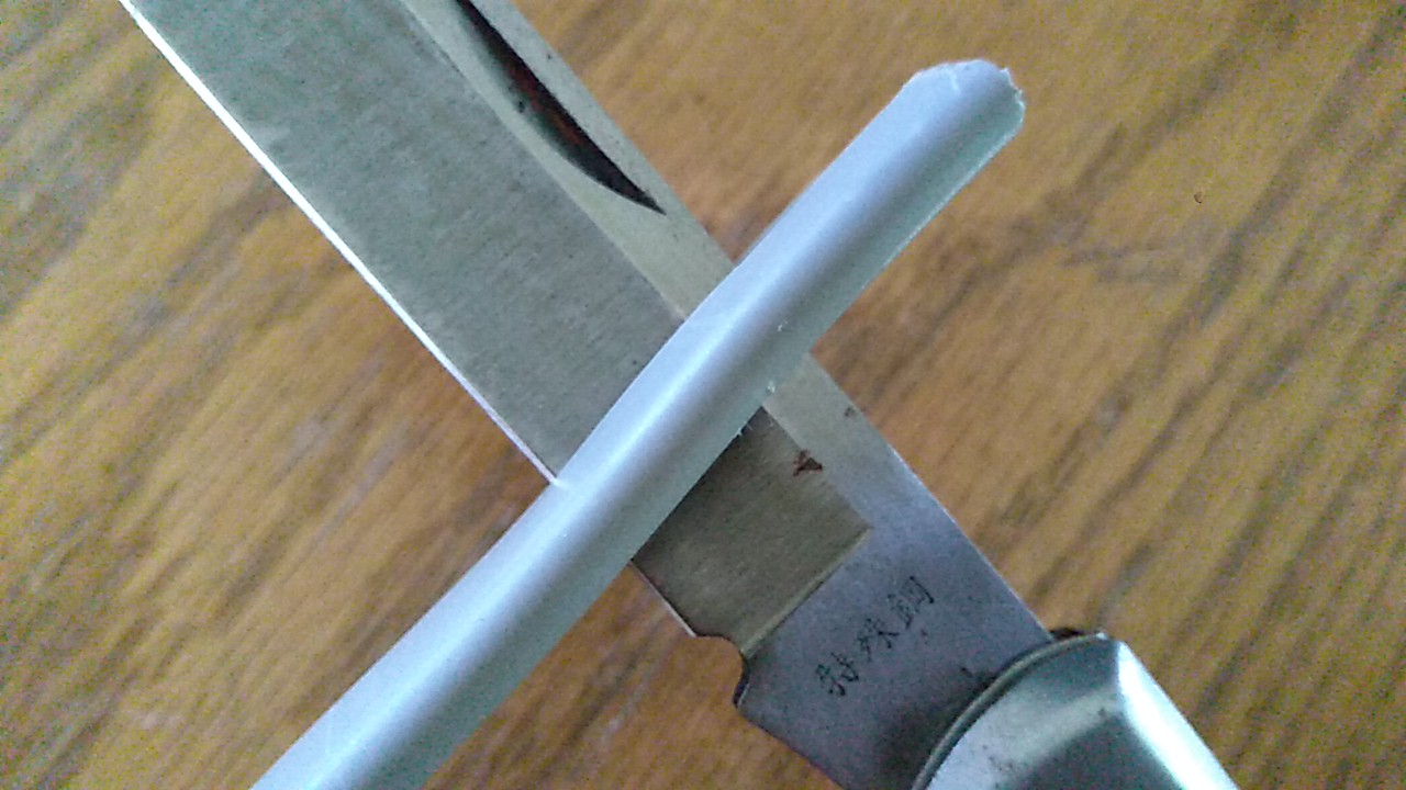 電工ナイフでVVFケーブルの外装を剥く
