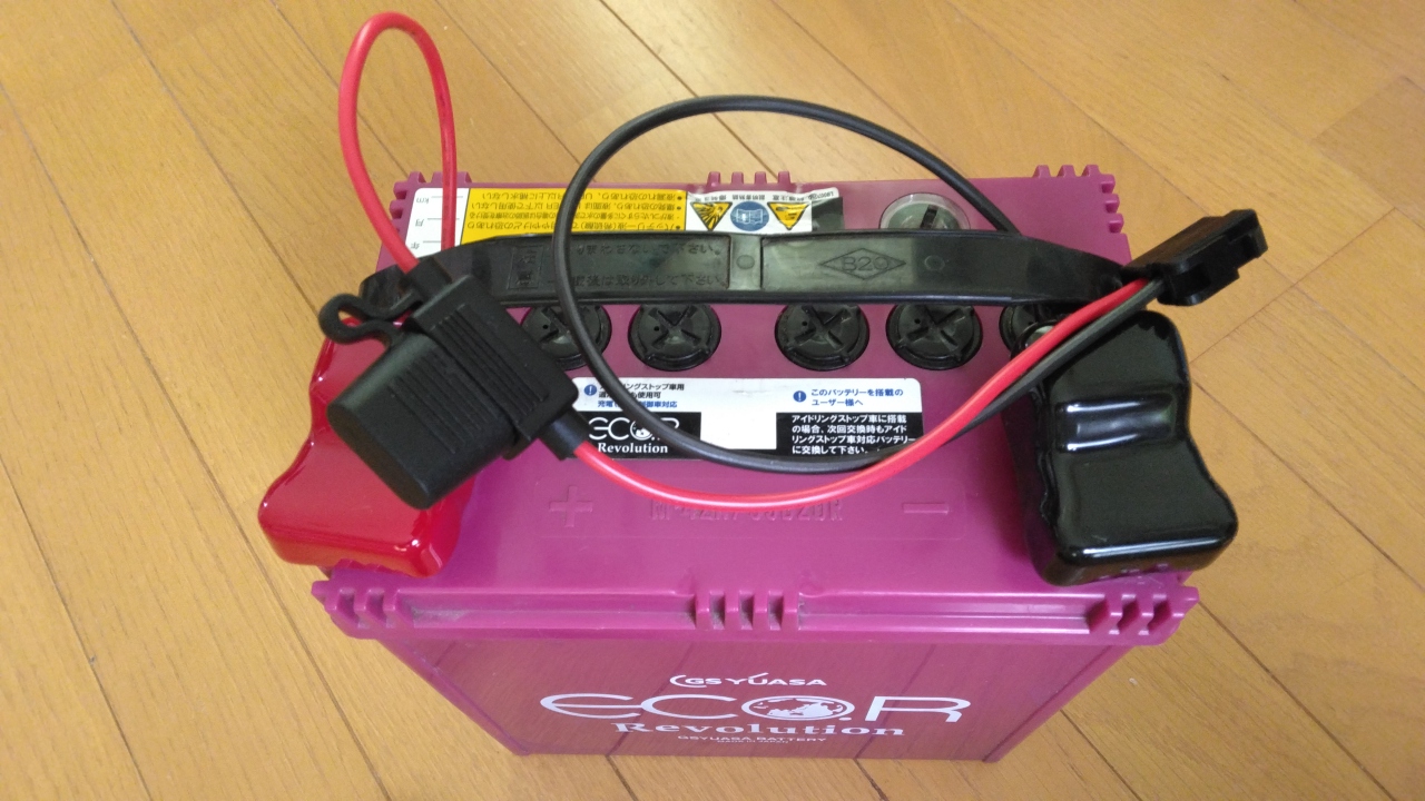 電源取り出しコードが取り付けられた12Vバッテリー