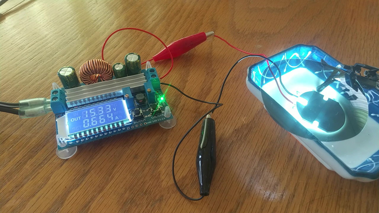 15V0.67Aで点灯しているLED