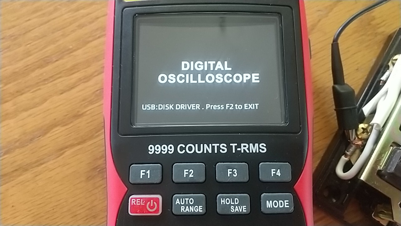 USB接続モードになったオシロスコープ