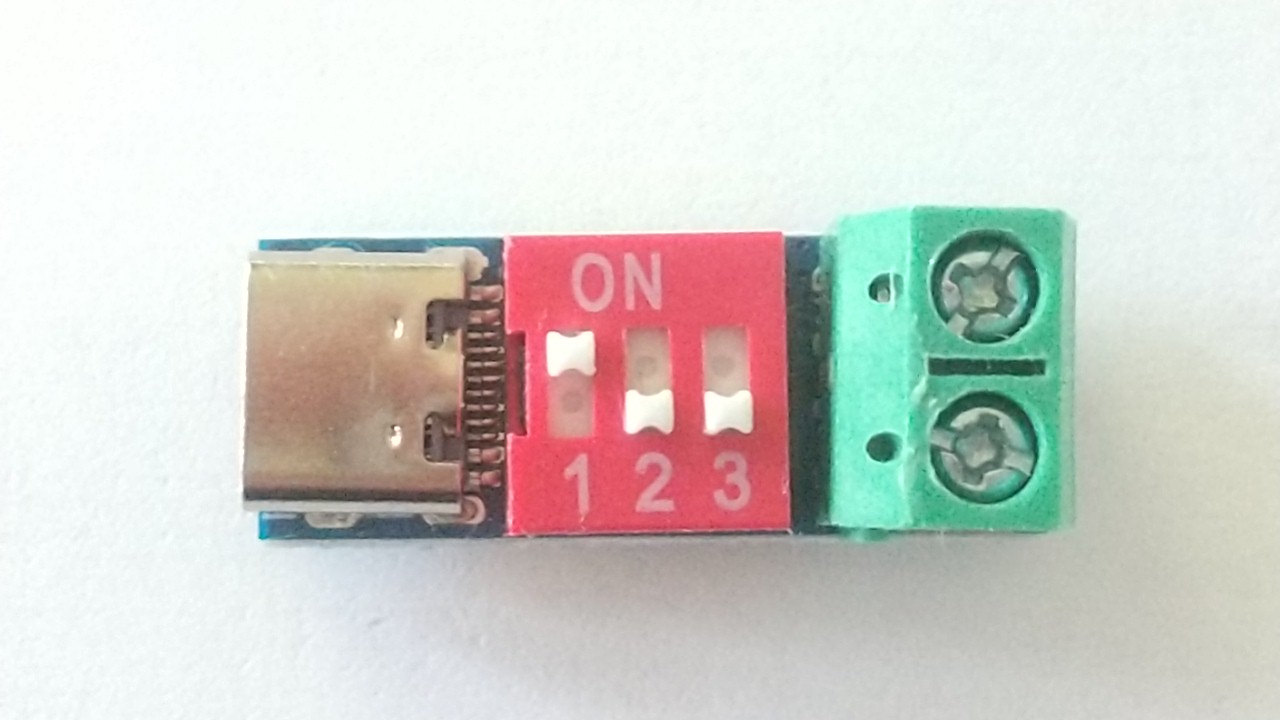 赤の部分が電圧設定スイッチ