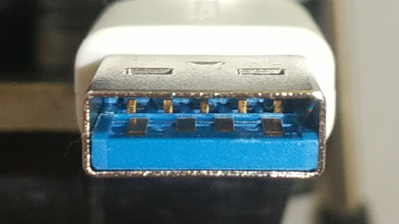 USB3.2ケーブルプラグの青い樹脂プレート