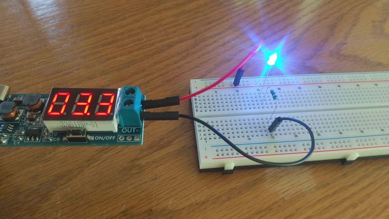 3.3V設定でブレッドボード上のLEDを点灯