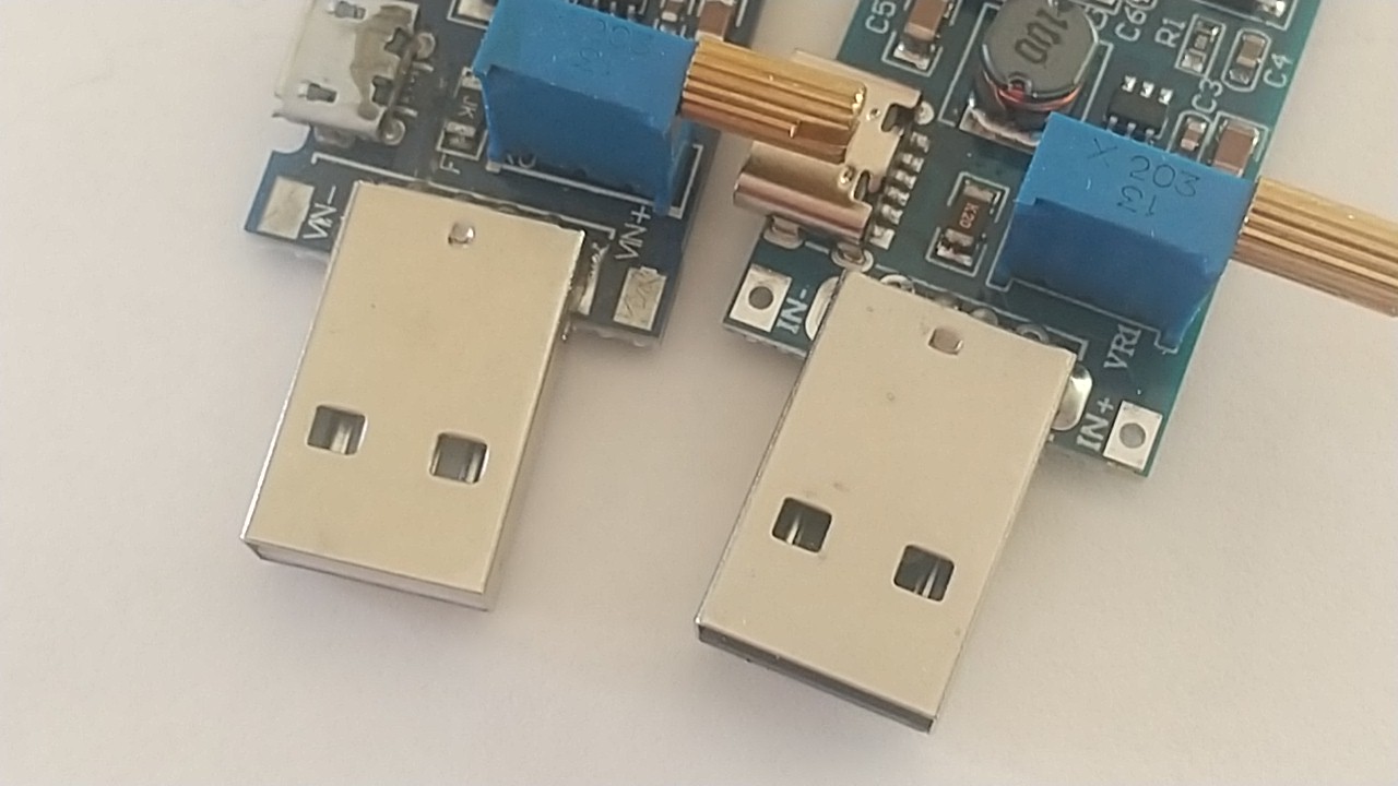 電源用ランドにある穴