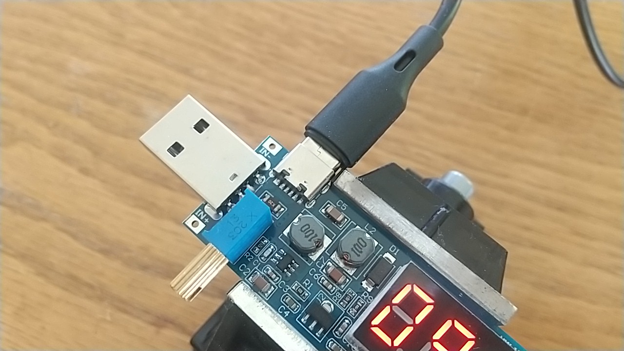 プラグを差し込むと電源が入る