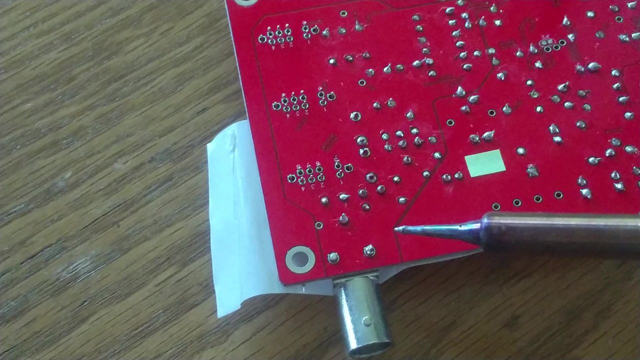 養生テープを使った作業