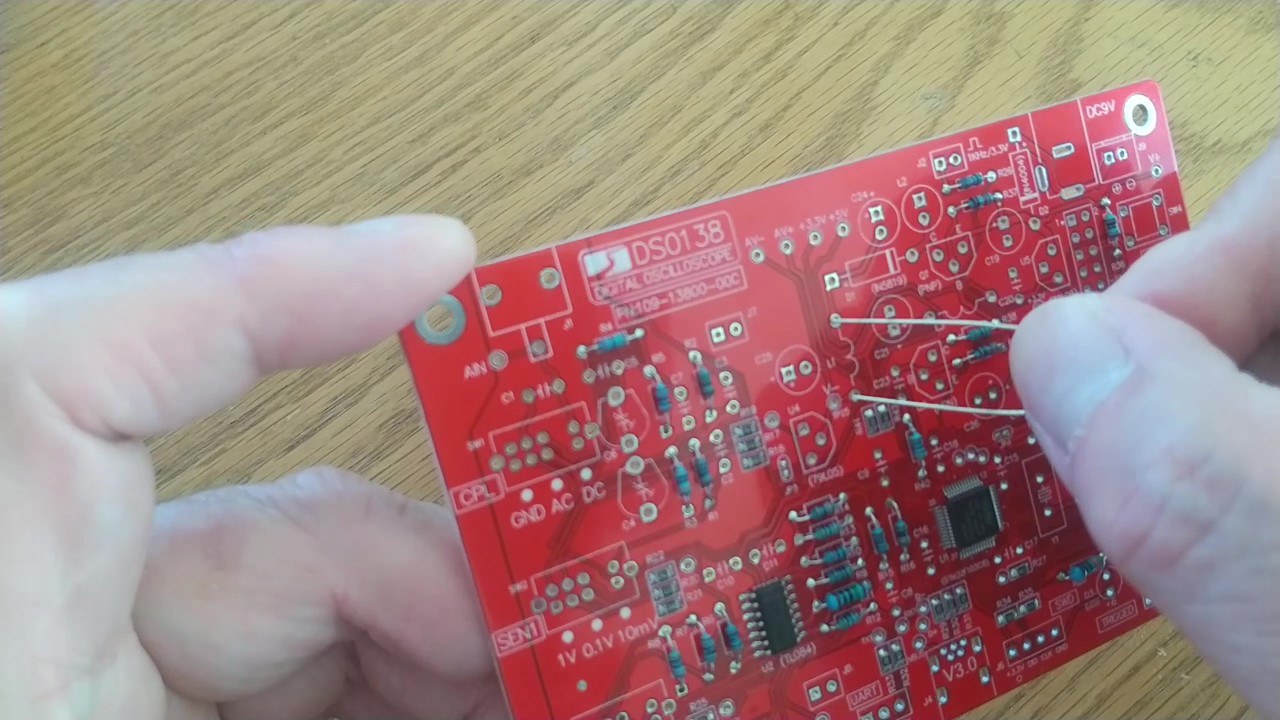 インダクタを差し込んでいる組み立てシーン