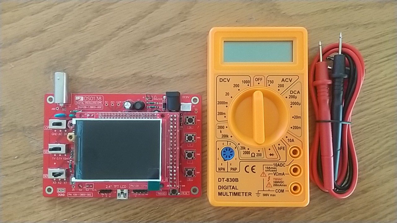 回路電圧のチェックに使うテスター