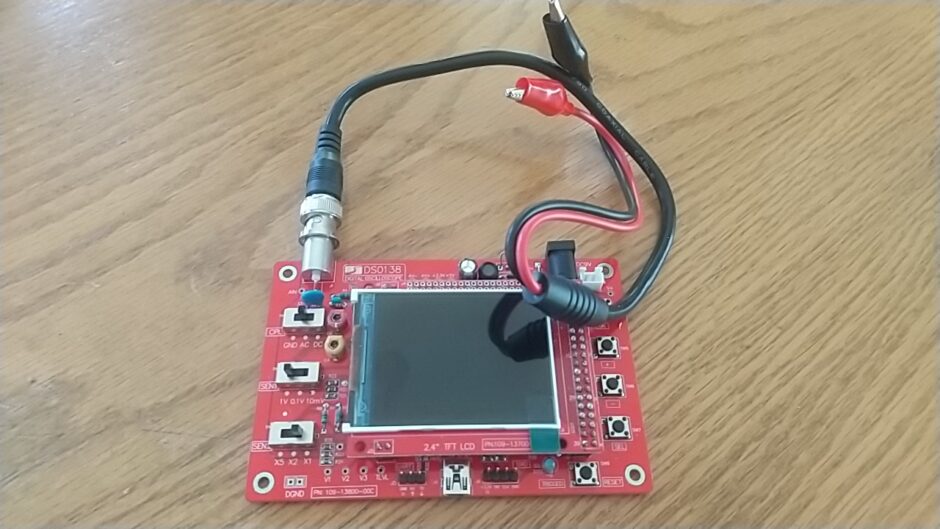 テストプローブを取り付けたDSO138