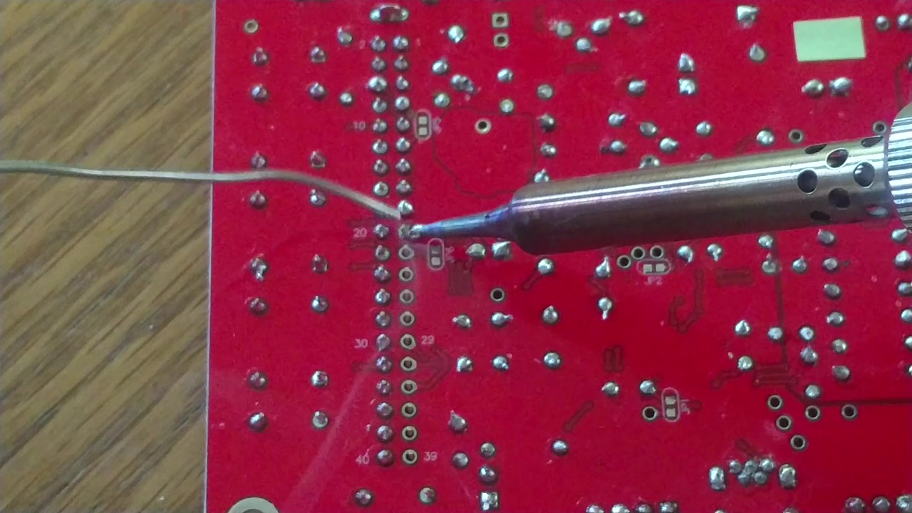 DSO138のメスピンソケットを細かく取り付けている作業写真