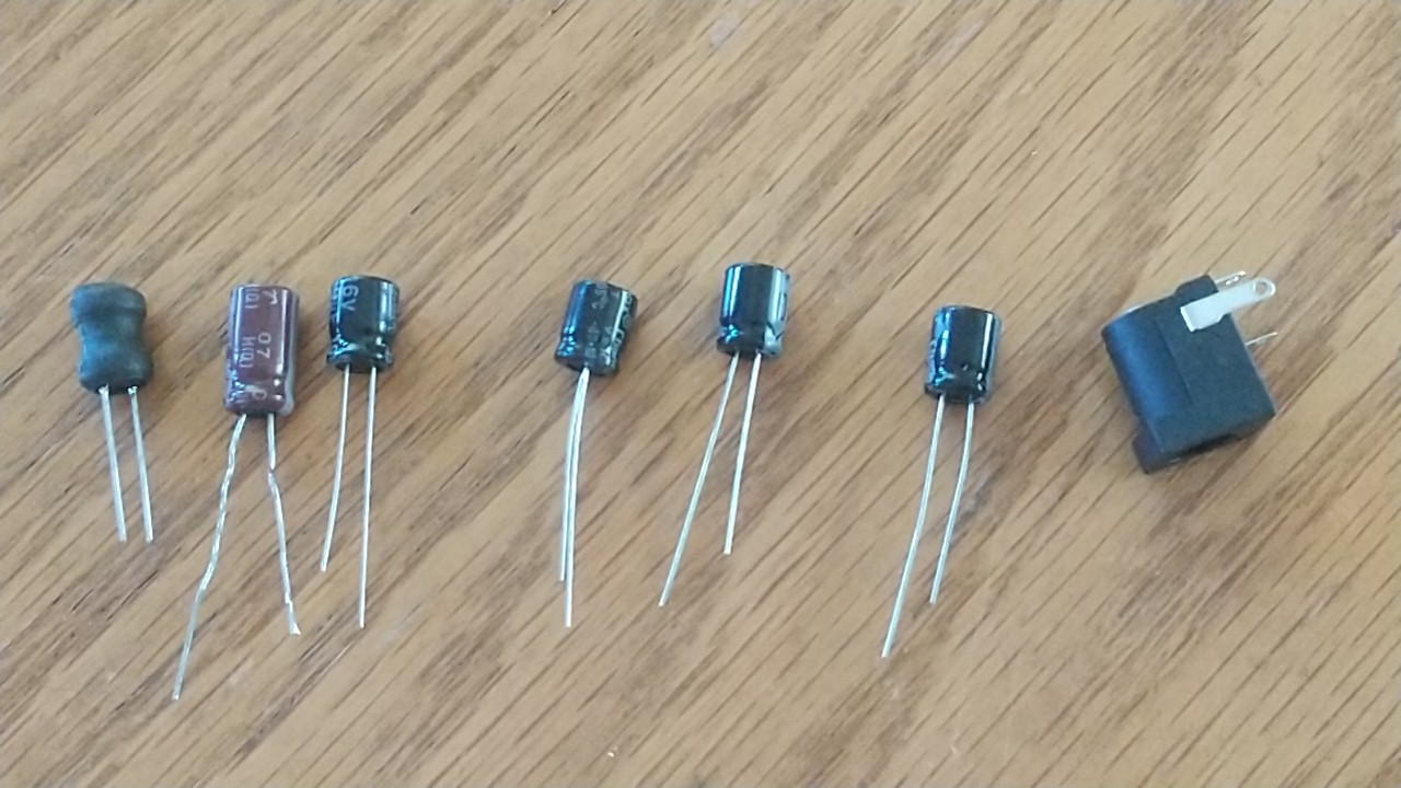 コイル（ラジアルリード）、電解コンデンサ、電源コネクタ