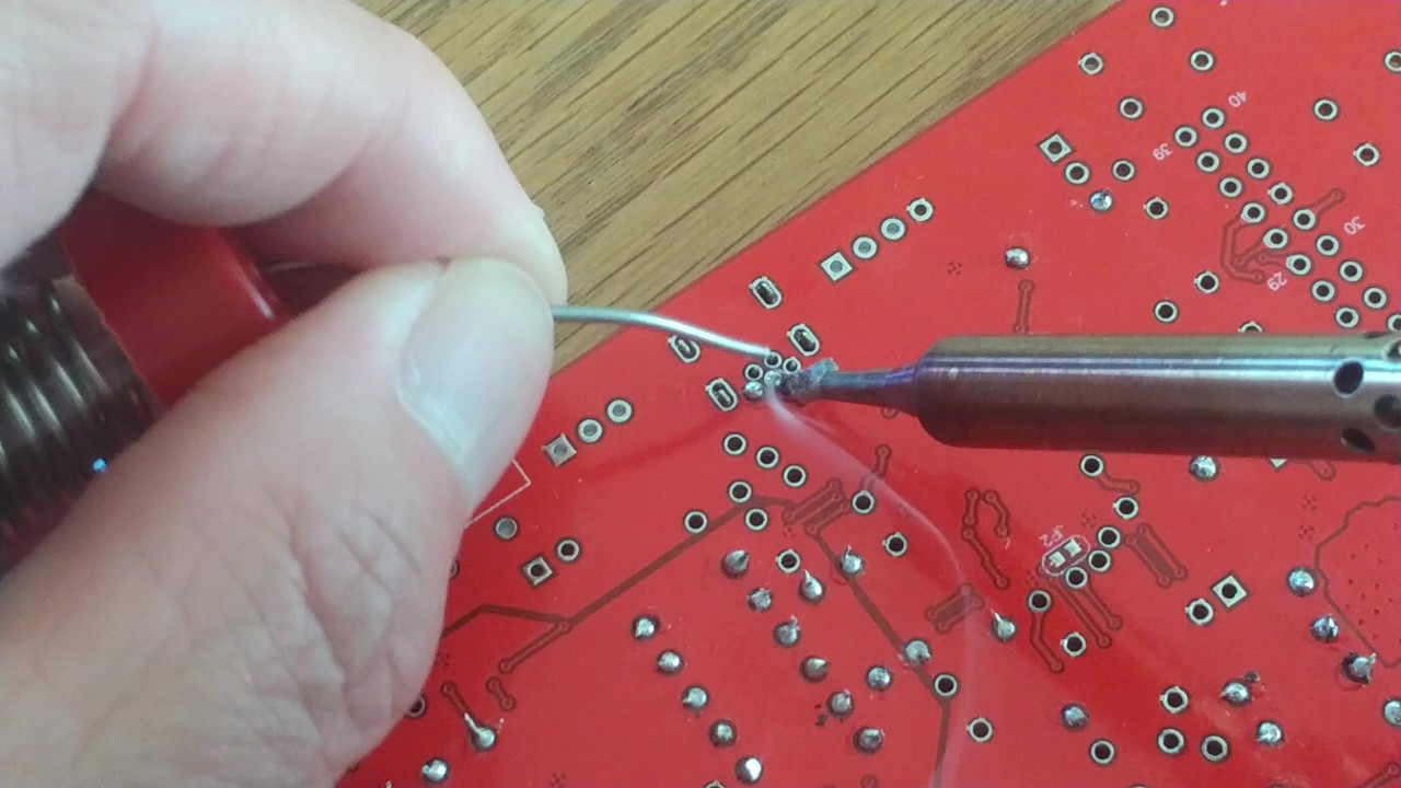 DSO138のUSBコネクタを細かくはんだ付けしている作業写真