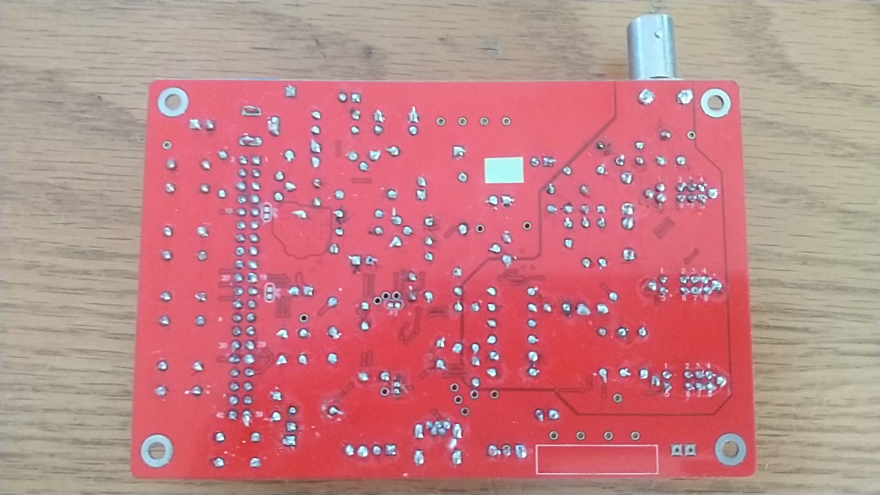 全てのパーツをはんだ付けしたDSO138の基板裏