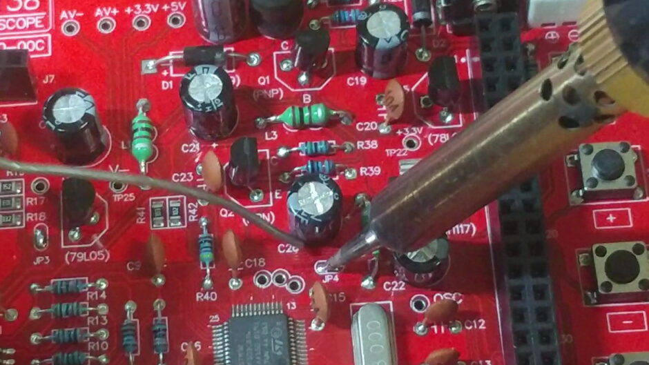 JP4にハンダを盛って短絡させる