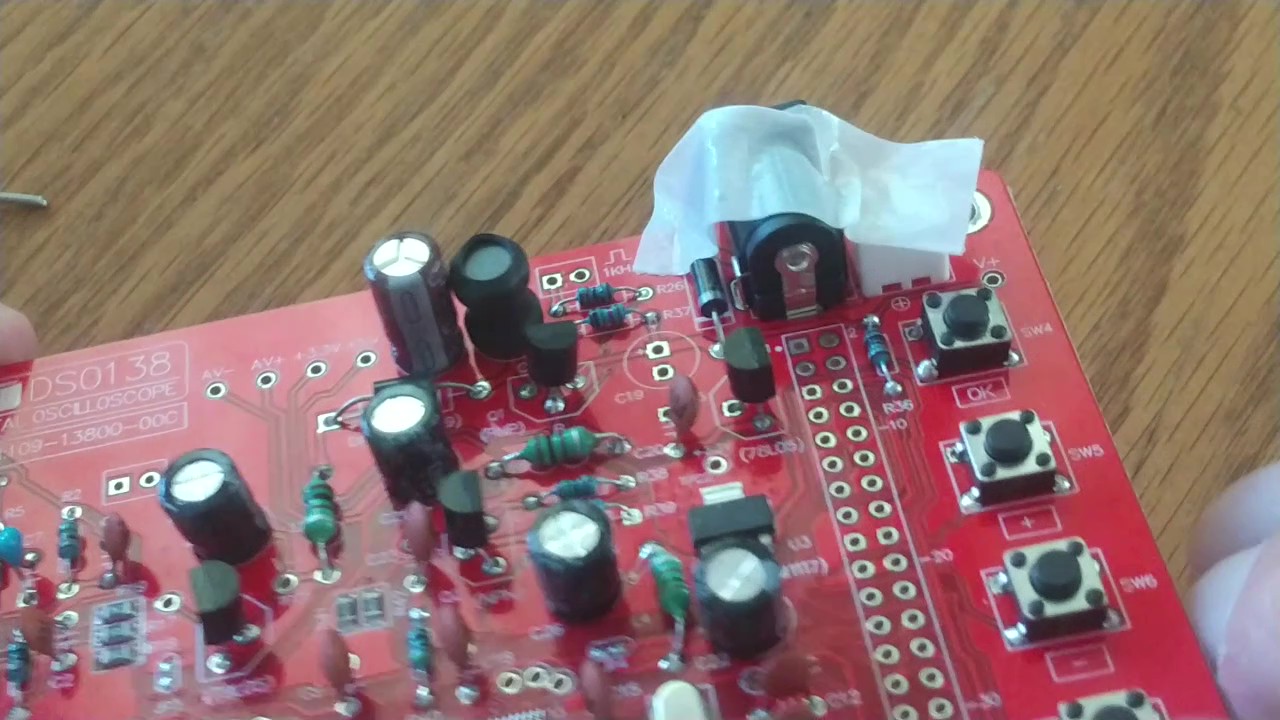 落下防止のためテープで固定したDC電源用のジャック