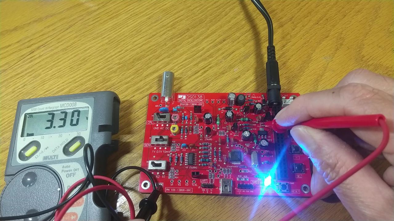 TP22にテスターを当てて回路電圧を測定