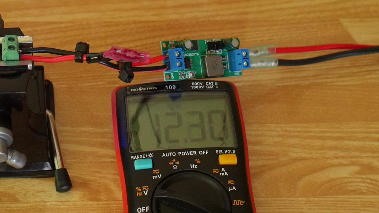 充電前のバッテリー電圧は12.3V